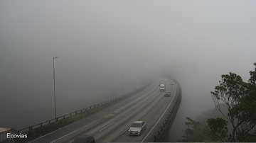 Trecho de serra da Imigrantes Km 48 Neblina prejudica motoristas e operação Comboio entra em ação - Reprodução Ecovias