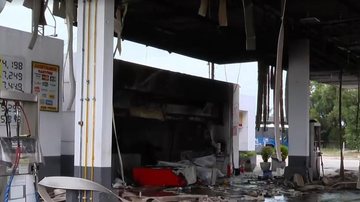 Loja de conveniência destruída pelas chamas capa - Postos de gasolina são incendiados no RJ - Imagem: Reprodução/ TV Globo
