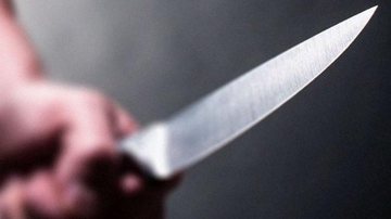 Mulher esfaqueou a vítima em legitima defesa, segundo ela Homem morre após ser esfaqueado por uma mulher em Ubatuba (SP) pessoa segurando uma faca - Foto: Divulgação Ilustração