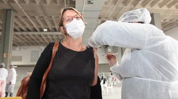 Mulher toma a vacina AstraZeneca em Santos Santos recebe AstraZeneca e retoma oferta de segunda dose do imunizante nesta quarta - Prefeitura de Santos