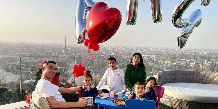 Cristiano Ronaldo será pai de gêmeos, mais uma vez  Cristiano Ronaldo ao lado da esposa Georgina Rodríguez e seus quatros filhos - Foto: Reprodução/Instagram