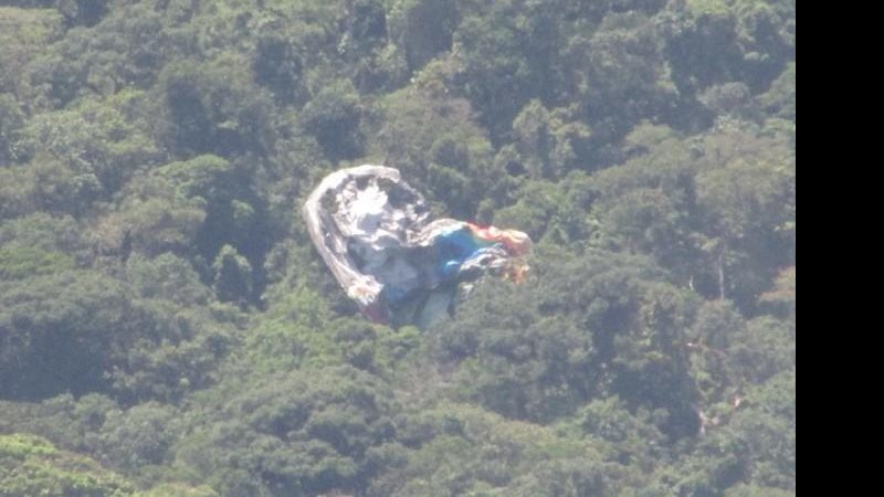 Moradores da região ficaram assustados com a passagem do balão próximo à casas Bandeira de balão se solta e cai em mata no Litoral Norte Pedaço de pano gigante jogado em montanha - Arquivo pessoal