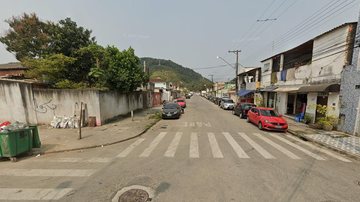 Traficante é flagrado com drogas no guarda-roupa Traficante é flagrado com drogas no guarda-roupa, em Guarujá Rua das Cravinas, no bairro Santo Antônio em Guarujá (SP) - Imagem: Google/Street View
