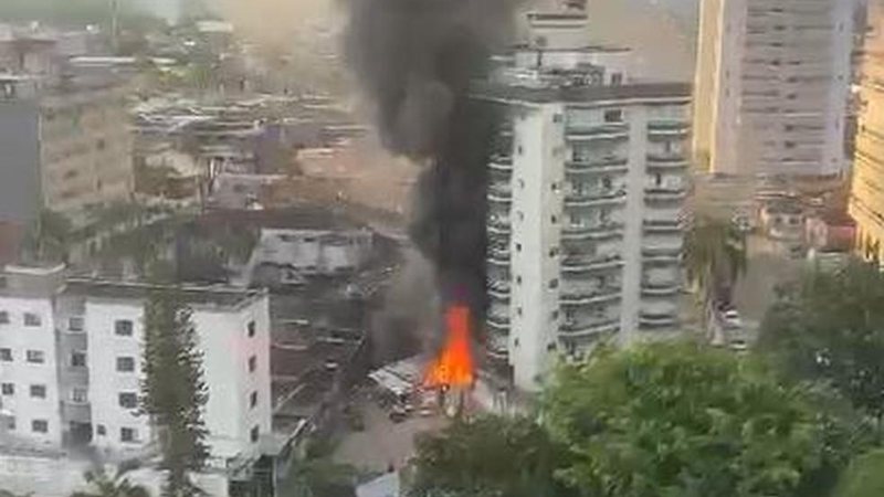 Chamas e fumaças puderam ser vistas a centenas de metros de distância Incêndio em casa de madeira assusta moradores em Praia Grande (SP) Fogo tomando conta de imóvel no bairro Aviação, em Praia Grande - Divulgação/Praia Grande Mil Grau