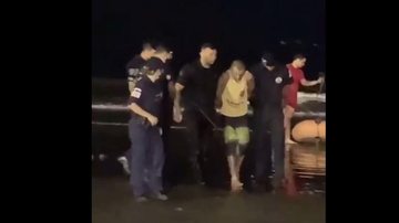 Um dos indivíduos estava com diversas facas Moradores aplaudem policiais militares após captura de assaltantes na praia Imagem do momento em que um dos assaltantes foi capturado na praia - Reprodução/Redes Sociais