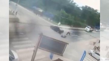 Acidente aconteceu em Boracéia e não houve vítima fatal Flagrante de batida entre moto e carro em Bertioga Cena retirada do vídeo mostra motoqueiro passando por cima do carro após a colisão. - Reprodução