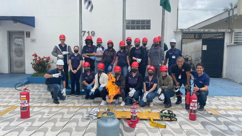 CAMPB de Bertioga treina jovens para combater incêndios Jovens com capacetes de bombeiros - Divulgação