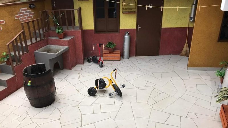 Empresário e dono do local era apaixonado pelo programa do Chaves desde pequeno; atualmente ele tem 37 anos Pousada com trecho inspirado em Vila do Chaves atrai diversos turistas e curiosos para hospedagem Trecho da Vila do Chaves em pousada localizada no  - Divulgação