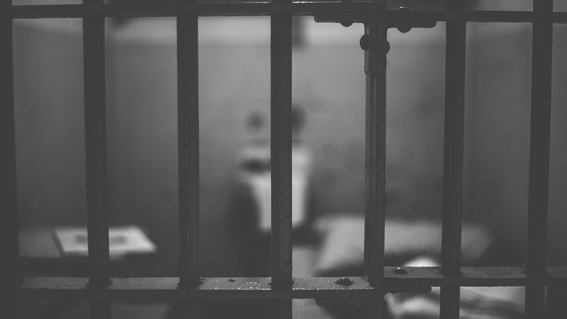 Idoso é desmascarado por crime de receptação em Praia Grande  Grades de uma cela - Imagem ilustrativa por Pixabay