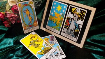 Charlatã cobra mais de R$ 20 mil para 'desfazer' trabalho que, segundo ela, ameaçava a vida da cliente  Mesa com cartas de tarô - Imagem ilustrativa/ komahouse por Pixabay