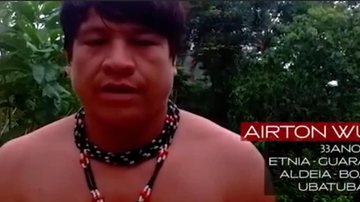 Indígena pisa em fio de alta tensão e vai a óbito Vítima pisou em um fio de alta tensão e foi a óbito no local, próximo a Aldeia Boa Vista Foto da vítima ainda em vida pousando em frente a árvores - Reprodução/Ubatuba Destaque