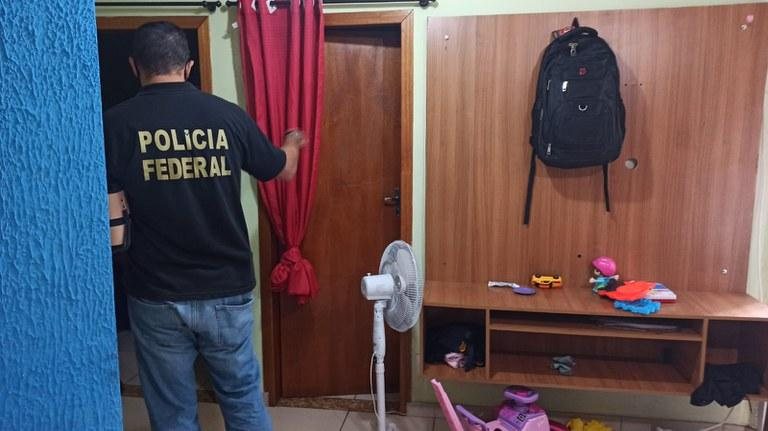 Cooperação policial internacional permitiu identificar vítimas do grupo investigado Polícia Federal investiga contrabando de migrantes ilegais em Santos Policial entrando em uma das casas que havia mandados de busca e apreensão - Divulgação/Polícia Federal
