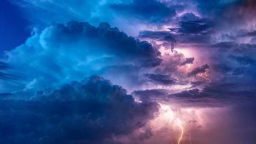 Na gravação é possível ver um galho de uma árvore destruindo parte da varanda de uma casa Vídeo flagra fortes ventos em Ubatuba na tarde deste domingo (12) Céu com nuvens de tempestade e descargas elétricas - Imagem Ilustrativa / Pixabay
