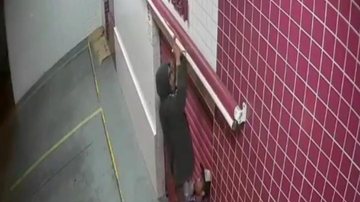 Os dois indivíduos não pareciam estar com pressa e após o furto saíram andando com a barra de ferro nas mãos Barra de ferro enferrujada é furtada de toldo de farmácia Dois homens furtando uma barra de ferro do toldo de uma farmácia em Guarujá - Reprodução