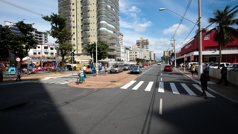 Furto de patrimônio público aconteceu em praça localizada próximo a avenida Guilhermina, em Praia Grande Casal furta peças hidráulicas e luminárias de praça em Praia Grande Avenida Guilhermina, no bairro homônimo, em Praia Grande - Banco de Imagens Prefeitura de Praia Grande