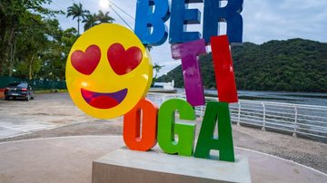 Marco turístico, localizado na avenida Vicente de Carvalho, ao lado do Parque dos Tupiniquins, promete valorizar mais a região Emoji apaixonado é novo ponto turístico de Bertioga Emoji apaixonado acompanhado do nome da cidade de Bertioga em letras colorida - Divulgação/Prefeitura de Bertioga