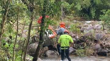 As vítimas são três mulheres; uma de 65 anos e outras duas jovens de 22 e 29 anos Corpo de Bombeiros confirma três mortes após tromba d’água no interior Buscas por sobreviventes em Lavrinhas (SP) - Divulgação