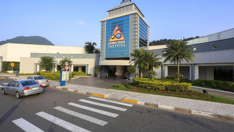 Casal furtou itens de três lojas do shopping, incluindo pares de meias para cachorros. Eles foram presos em flagrante Casal “faz a limpa” em lojas do Litoral Plaza Shopping, em PG Fachada do Litoral Plaza Shopping, em Praia Grande. - Divulgação