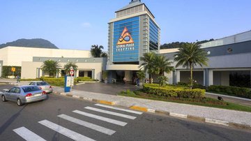 Casal furtou itens de três lojas do shopping, incluindo pares de meias para cachorros. Eles foram presos em flagrante Casal “faz a limpa” em lojas do Litoral Plaza Shopping, em PG Fachada do Litoral Plaza Shopping, em Praia Grande. - Divulgação