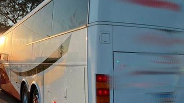 Motorista destacou que não é o responsável pela empresa e não tinha conhecimento da falsificação apresentada pelas autoridades Ônibus de turismo é apreendido por documento de autorização falso Imagem ilustrativa de um ônibus de viagem - Divulgação
