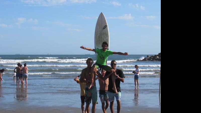 Daniel Duarte conquistou mais um título em 2021. Jovem surfista agora se prepara para competição em São Sebastião, no dia 27, e Campeonato Paulista, em dezembro Jovem surfista de Bertioga conquista título em águas santistas Surfista Daniel Duarte é carrega - Divulgação/Arquivo Pessoal