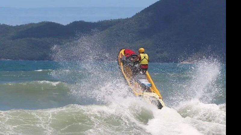 Mais de 100 pessoas foram salvas de afogamento durante o fim de semana Guarda-vidas correm contra o tempo e salvam banhista na Praia Grande, em Ubatuba; ASSISTA - Reprodução GVUbatuba