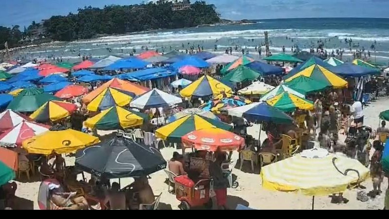 Praia de Ubatuba lotada neste sábado (13) Ubatuba - Ubatuba e Guarujá têm praias movimentadas no primeiro dia de feriado - Imagem: Reprodução / TV Vanguarda