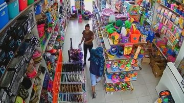 Momento em que o bandido furta um comércio em Ilhabela (SP) PM prende criminoso responsável por vários roubos em Ilhabela (SP) homem rouba loja em ilhabela - Foto: Divulgação PM