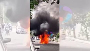 Motorista conseguiu sair antes do incêndio se alastrar Carro pega fogo em movimento com condutora dentro Imagem do carro pegando fogo no meio da rua - Reprodução/FaceBook