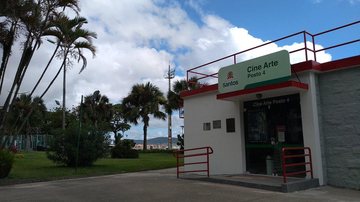 Frente do cinema Cine Arte Cine Arte exibe filme "Mães de Verdade" em Santos - Reprodução Twitter Wagner de A. A.