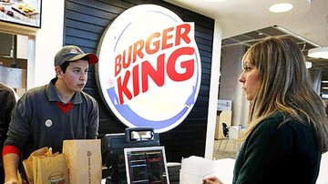 Inscrição pode ser feita de forma presencial em qualquer unidade do Burger King ou por meio de WhatsApp Oportunidade: Burger King abre mais de 1.800 vagas Funcionário do Burger King realizando atendimento em unidade da rede - Divulgação/ConcursosSP
