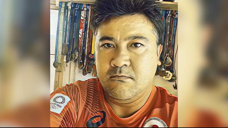 Daniel Akira Nakagawa, 38, venceu uma ultramaratona de corridas de 50 km no Japão Atleta do litoral vence ultramaratona de 50 km no Japão Selfie de Akira Nakagawa com medalhas ao fundo - Arquivo pessoal