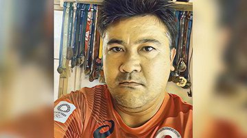 Daniel Akira Nakagawa, 38, venceu uma ultramaratona de corridas de 50 km no Japão Atleta do litoral vence ultramaratona de 50 km no Japão Selfie de Akira Nakagawa com medalhas ao fundo - Arquivo pessoal