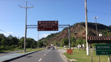 Acidente ocorreu na entrada de Caraguatatuba (SP) Motociclista bate em poste na estrada de Caraguatatuba (SP) placa indicando entrada de caraguatatuba - Foto: Divulgação