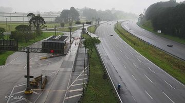 Tempo está encoberto e com garoa em pontos isolados, além  de neblina no topo da serra, onde a visibilidade é parcial Rodovias do Sistema Anchieta-Imigrantes têm tráfego normal Imagem do km 28 da Rodovia dos Imigrantes - Divulgação Ecovias