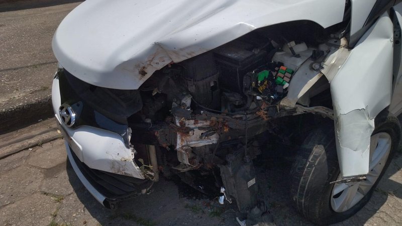 Pastor sobrevive ao caos e alega 'livramento'  Carro que colidiu com árvore, da cor branca, com a frente destroçada - Arquivo pessoal
