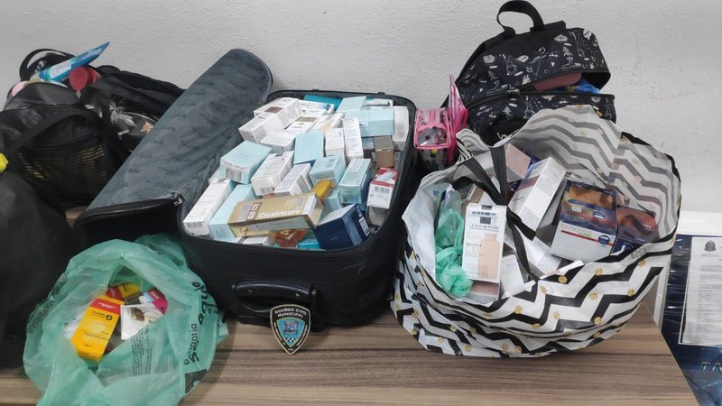 Quadrilha havia praticado diversos furtos em farmácias e drogarias Quadrilha é presa tentando fugir de São Sebastião com R$ 40 mil em mercadorias Malas, mochilas e sacolas abertas contendo cosméticos e medicamentos - Divulgação/Prefeitura de São Sebastião