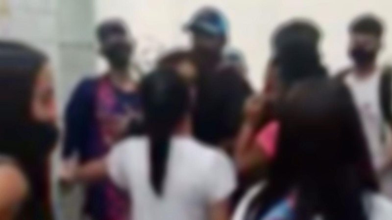 Fala racista teria partido da diretora da escola em que o jovem estuda há um mês Mãe denuncia racismo de diretora contra filho em escola de Praia Grande: “Preto feio” - Reprodução internet