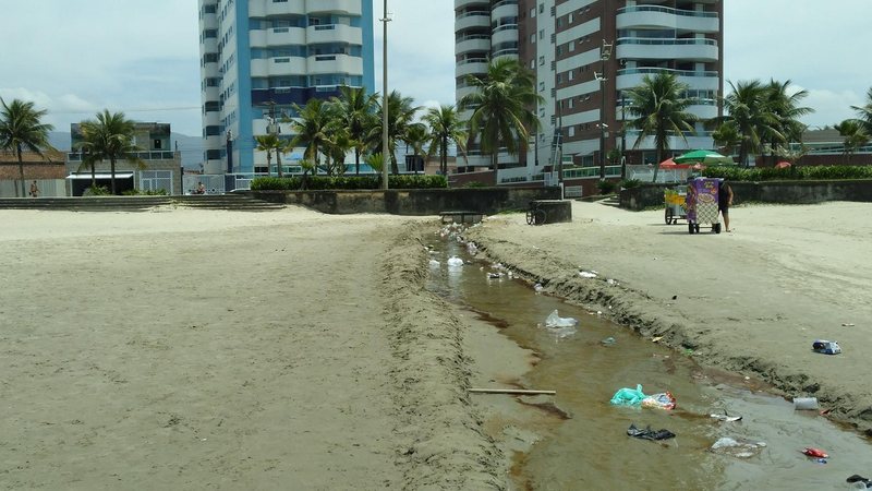 Imagens foram registradas na praia do Maracanã e revoltou moradores Lixo na faixa areia de Praia Grande revolta moradores - Foto: PGinfomidia