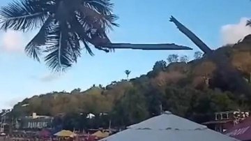Primeiramente o homem foi levado ao hospital de Tibau do Sul e depois transferido ao Hospital Walfredo Gurgel, no período noturno Coqueiro se parte em dois e homem cai no chão em praia de Pipa l VÍDEO 'Coqueiro torto' cai com homem pendurado - Divulgação
