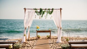 Comemoração pode ser realizada em uma das praias disponíveis: Astúrias, Pitangueiras, Enseada, Guaiúba, Pernambuco, Perequê ou Tombo Saiba como ter o casamento dos sonhos nas praias de Guarujá (SP) Casamento na praia - Divulgação