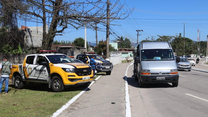 Ação foi desencadeada visando sanar o transporte clandestino de passageiros por ônibus intermunicipal Operação apreende ônibus e van por transporte clandestino de passageiros em São Sebastião (SP) viaturas e van clandestina paradas na rodovia - Foto: PMSS