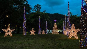 Bertioga (SP) anuncia data para iluminação natalina Cidade Natal: Bertioga (SP) anuncia data para iluminação natalina com programação especial Parque Tupiniquins iluminado em clima natalino - Foto: Divulgação PMB
