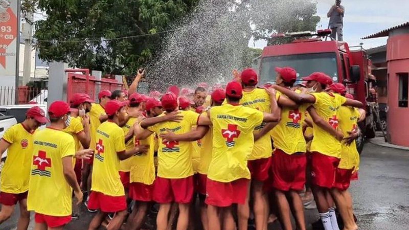 Profissionais passaram por rigoroso treinamento do Corpo de Bombeiros e atuaram até o final de março de 2022 Litoral paulista recebe mais de 600 guarda-vidas durante Operação Verão - Divulgação GBMar