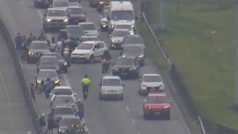 Funcionário da Ecovias salva criança desfalecida na rodovia dos Imigrantes Em ato heroico, funcionário da Ecovias salva criança desfalecida na rodovia dos Imigrantes | VÍDEO Funcionário da Ecovias salvando criança desfalecida em meio ao transito da rodovia - Divulgação Ecovias