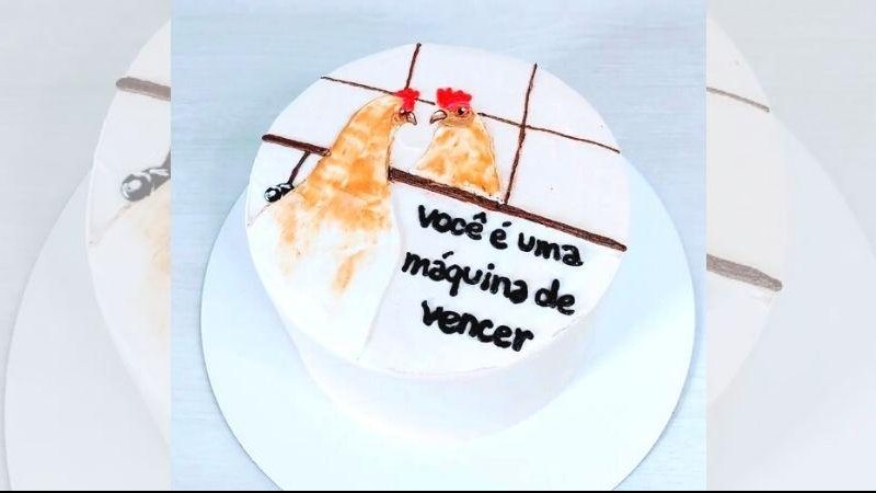 Teve gente na internet que até que deu dica de frase para os bolos: “Brazil, I am devastated” Bolos personalizados com frases bem humoradas bombam na internet Bolo com decoração de galinha com a frase "Você é máquina de vencer" - Instagram Céu da Boca Doceria