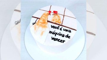 Teve gente na internet que até que deu dica de frase para os bolos: “Brazil, I am devastated” Bolos personalizados com frases bem humoradas bombam na internet Bolo com decoração de galinha com a frase "Você é máquina de vencer" - Instagram Céu da Boca Doceria