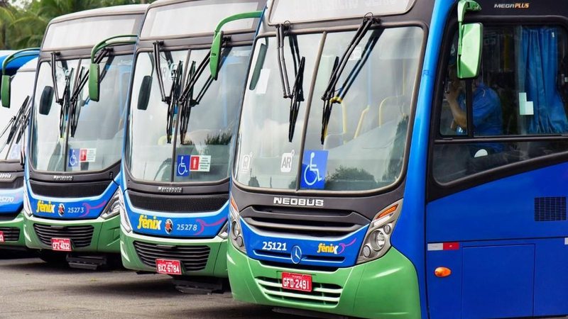 Paralisação começou no último dia 8 e, por ora, segue até o dia 17 Cubatão: trabalhadores da Fênix Viação mantém greve parcial com 70% dos ônibus nos horários de pico Ônibus da Viação Fênix, em Cubatão - Divulgação/PMC