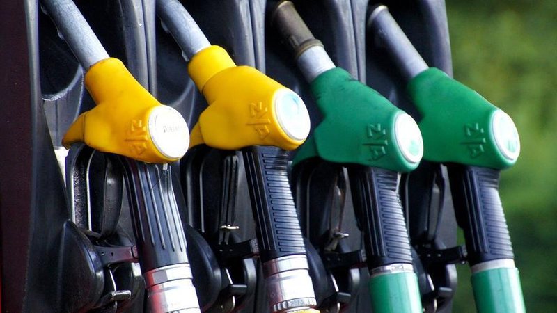 Petrobras reduz preço da gasolina Foto da bomba de gasolina em um posto - Imagem de IADE-Michoko por Pixabay