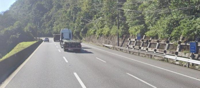 Trecho do acidente já foi liberado, porém, o reflexo causa congestionamento do km 248 ao km 250 Cônego D. Rangoni tem congestionamento sentido Guarujá devido a tombamento de carreta Cônego D. Rangoni - Reprodução/Google Street View